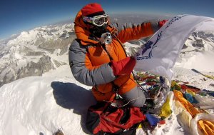 Edita with WFP flag Everest