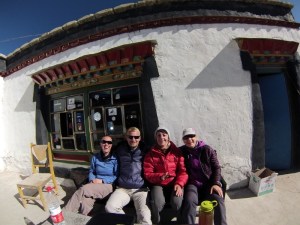 Junkies near hotel in Tingri