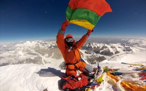 Edita holding her flag on the Summit of Mt Everest 19 - Visrsuneje su trispalve